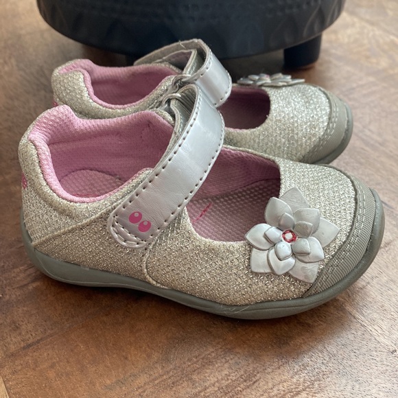 Cute Silver Sandals - Size 4 - Picture 4 of 9